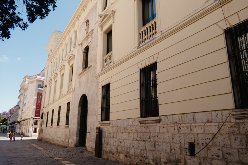 Fachada del Museo Nacional de Escultura en Valladolid vista desde la calle