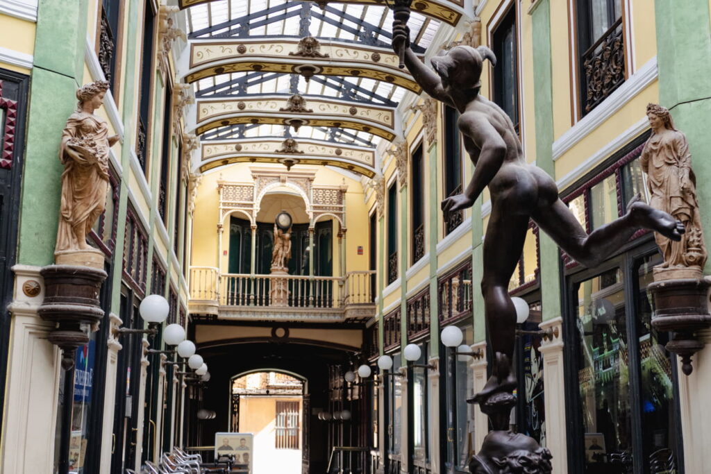 Interior del Pasaje Gutiérrez de Valladolid con esculturas y techo acristalado