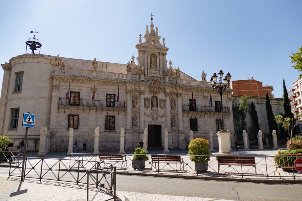 Edificio de la Universidad de Valladolid visto desde la calle, con cielo despejado