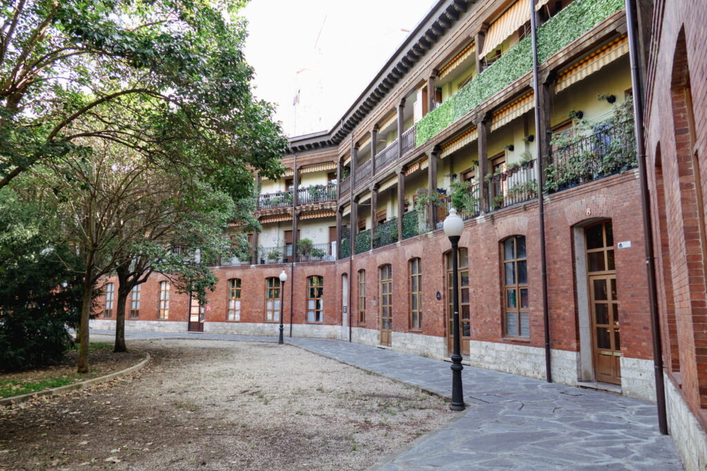 Vista de la Plaza del Viejo Coso en Valladolid con árboles y fachadas de ladrillo