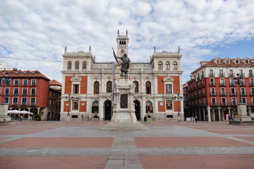 Vista frontal de la Plaza Mayor de Valladolid con el Ayuntamiento y la estatua del Conde Ansúrez